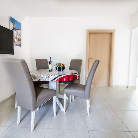 Colic Appartement Njivice Buitenkant foto