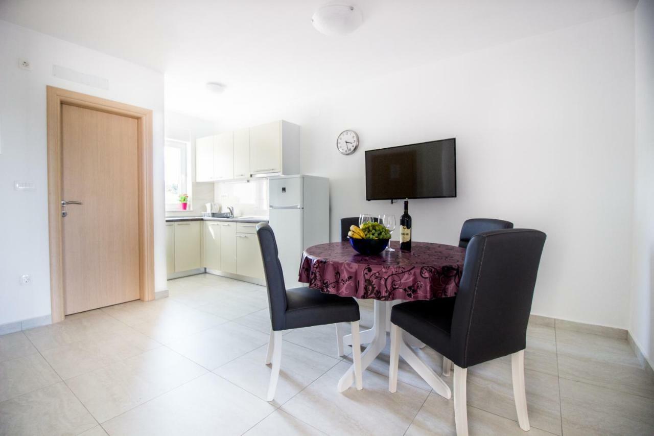 Colic Appartement Njivice Buitenkant foto